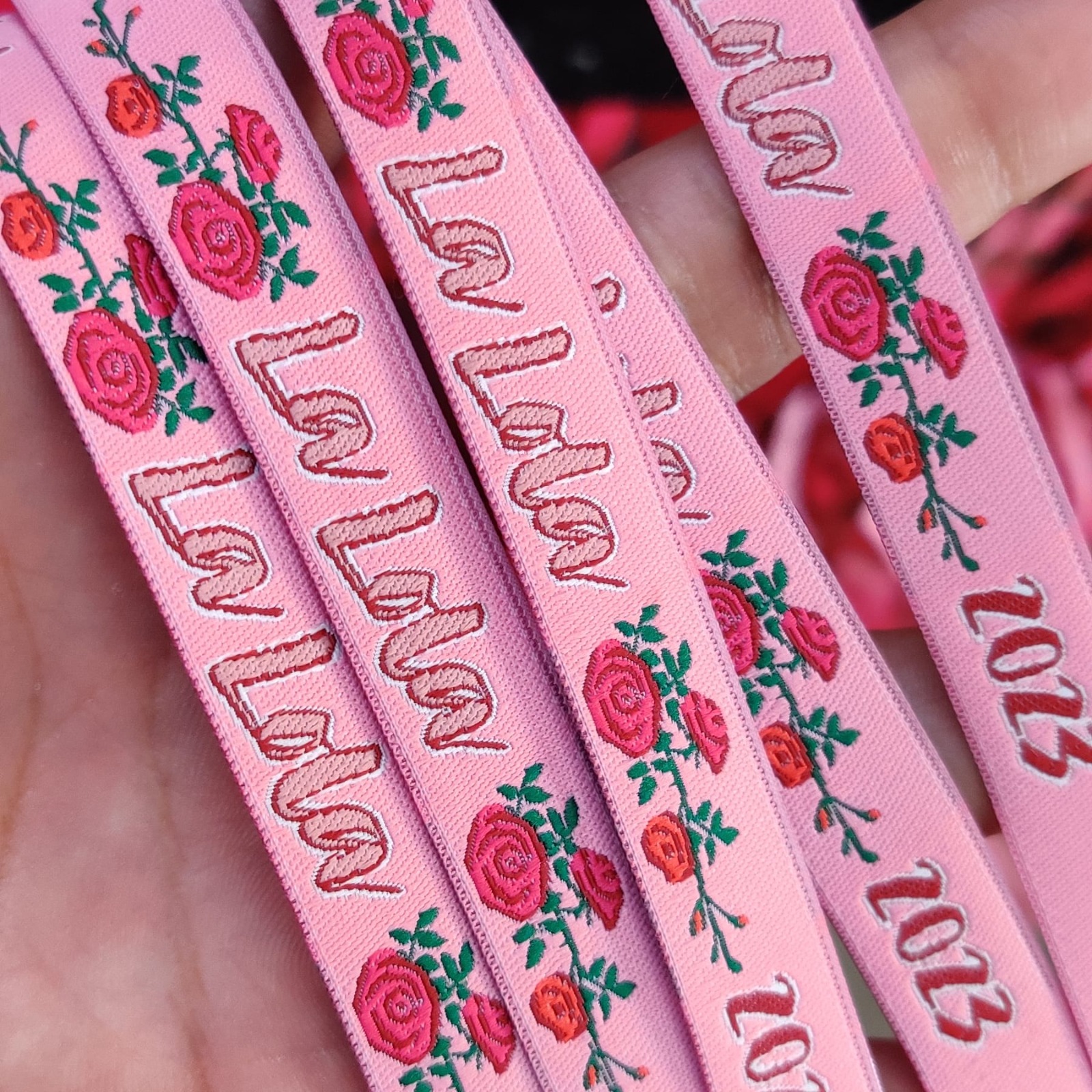 Pulseras bordadas rosas con diseño floral